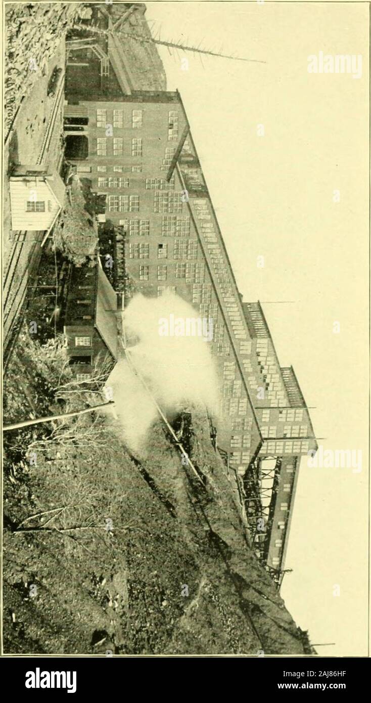 Alte Schuylkill Geschichten; eine Geschichte von interessanten Veranstaltungen, Traditionen und Anekdoten der frühen Siedler des Schuylkill County, Pennsylvania. Viele wertvolle Kohle bis landsopened. William Lawton, Feuerbrand, Wallace & Co., Porter, Emerick und Edwin Swift besaß einige, die reich waren in Kohle. eToseph Lyons und Jakob Alter einen großen Betrieb. Theirsuccess und den großen Fluss des Geldes, die mit der Investition von großen kombinierten Kapital induzierten andere ihre Hand zu versuchen, aber nicht immer mit den gleichen glückliche Rückkehr kam. Unter diesen wereJohn Ilickert und George Rickert, Vater und Onkel des lateCol. Thomas Bic Stockfoto