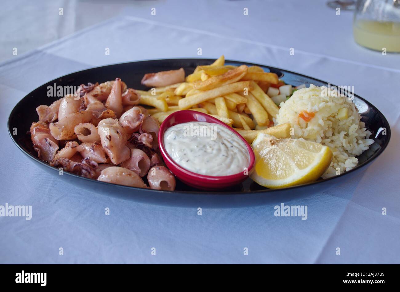 Nahaufnahme des squids mit Beilage auf den Tisch Stockfoto