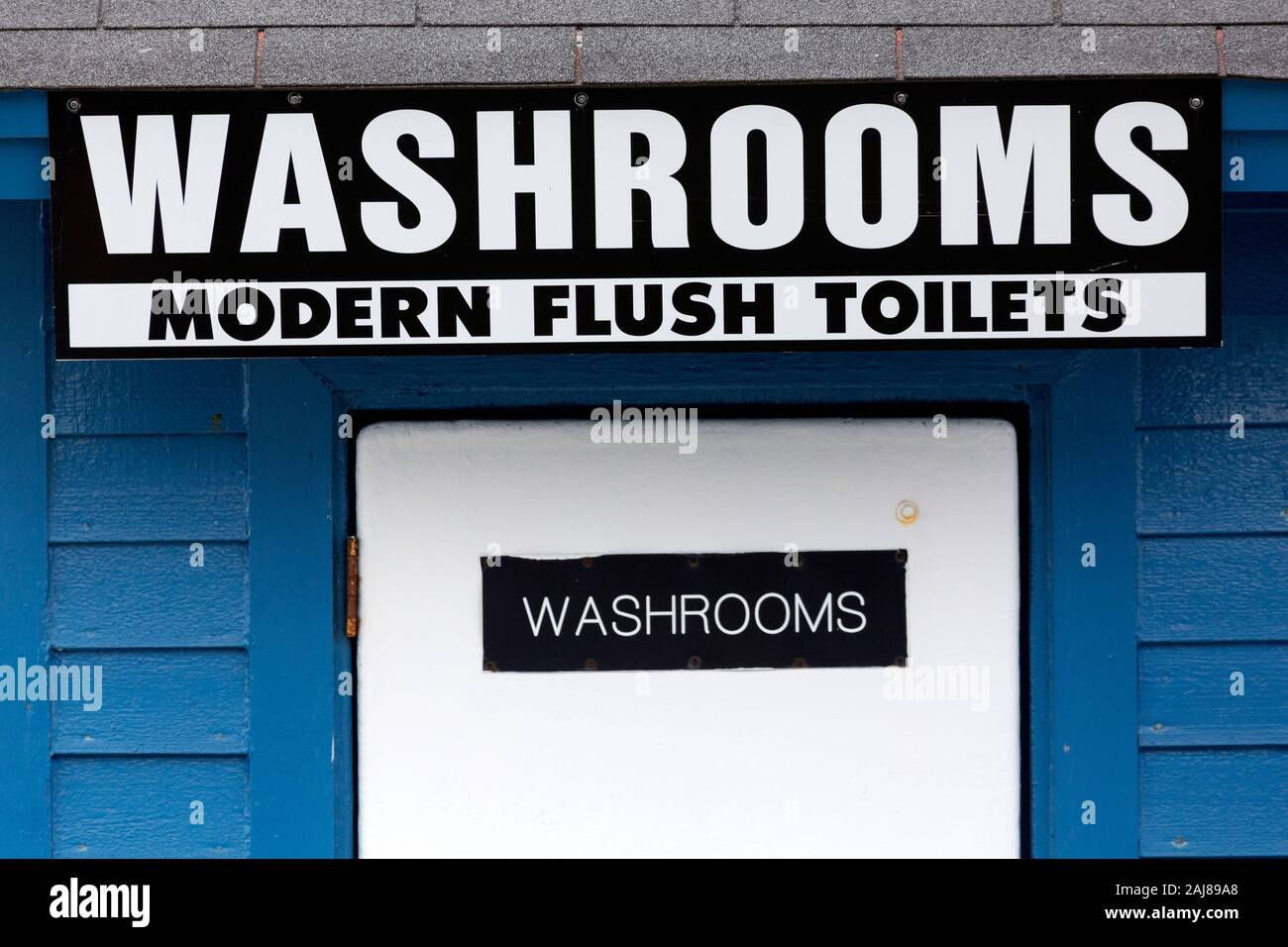 Zeichen für Waschräume in Neufundland und Labrador, Kanada. Das Zeichen informiert die Benutzer, dass sie moderne Toiletten. Stockfoto