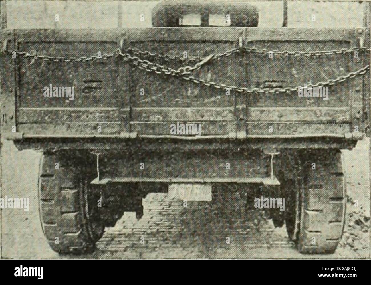 Der Literary Digest. 40 X 12 Caterpillar auf 5-t Weiß in Cleveland.  Kilometerstand beim Foto genommen war, 7.000 Meilen.. 40 X 12 Raupen auf  5-Tonne, während, betrieben byPerfection Feder Co., Cleveland.  Kilometerstand