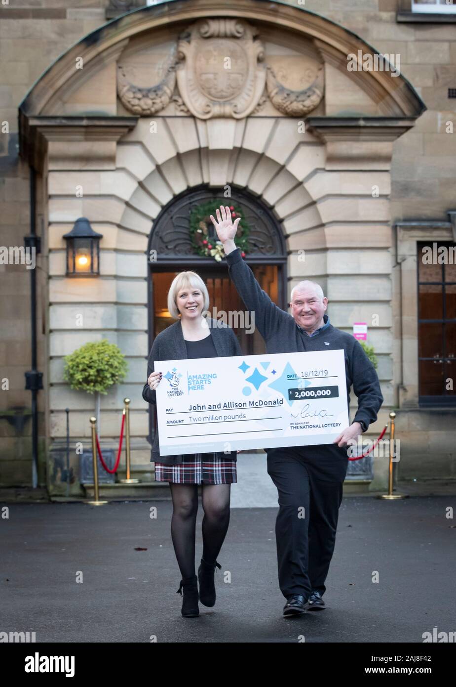 John und Allison McDonald, aus Stockton on Tees, ihre?feiern? 2 Millionen Lotto jackpot Gewinnen bei Crathorne Hall, North Yorkshire. Stockfoto