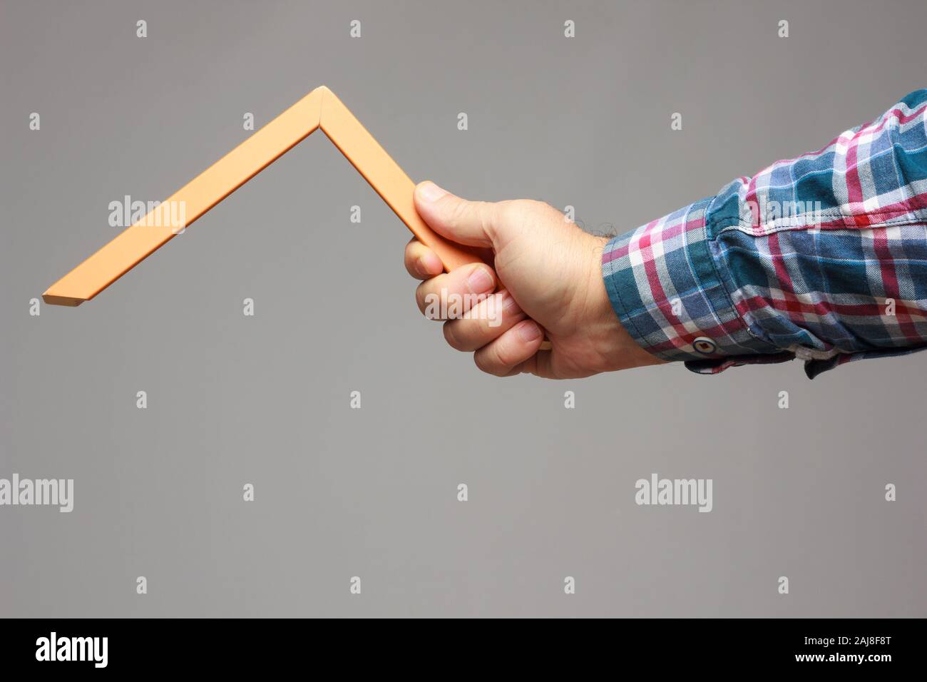 Objekt in Form eines geometrischen Teil mit einem Winkel von 90 Grad in den erfahrenen Händen einer professionellen; Objekt Maße zu nehmen und Rig berechnen Stockfoto