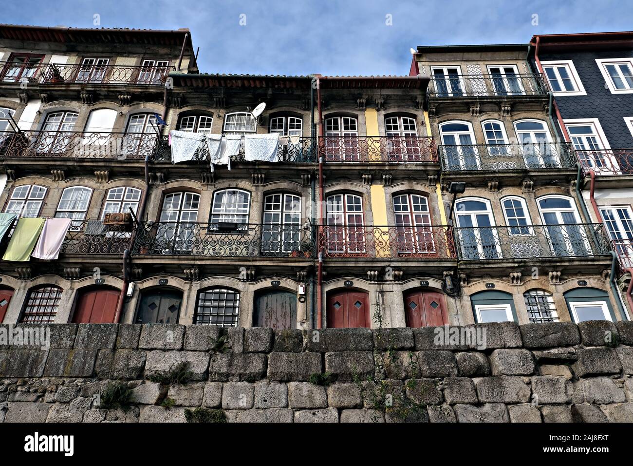 Niedrige Winkelansicht der Fassaden des Ribeira-Viertels in Porto, Portugal Stockfoto