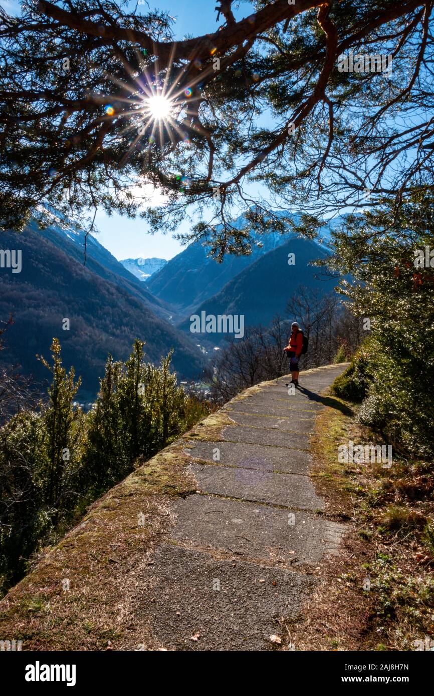 Weibliche Wanderer auf alte Aquädukt über Auzat, Ariège, Französischen Pyrenäen, Frankreich Stockfoto