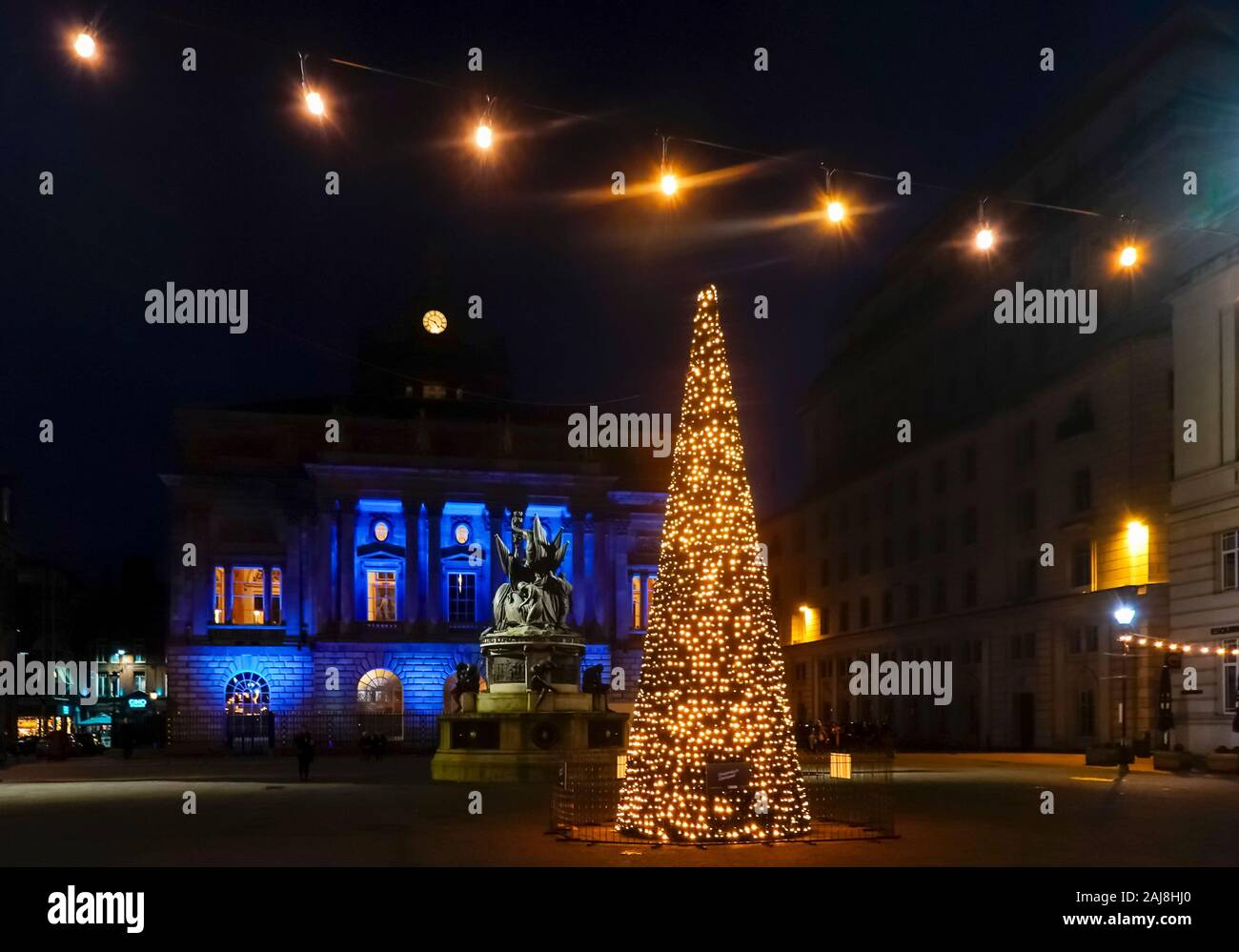 Weihnachtsbaum in der Nacht hinter dem Rathaus in Liverpool Stockfoto