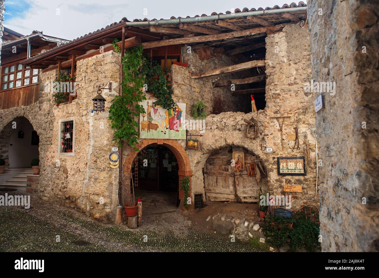 Die töpfer' House, Via Fratelli Bandiera, Canale di Tenno, Trentino-Südtirol, Italien. Ausgewählt als eines der schönsten Dörfer in Italien Stockfoto