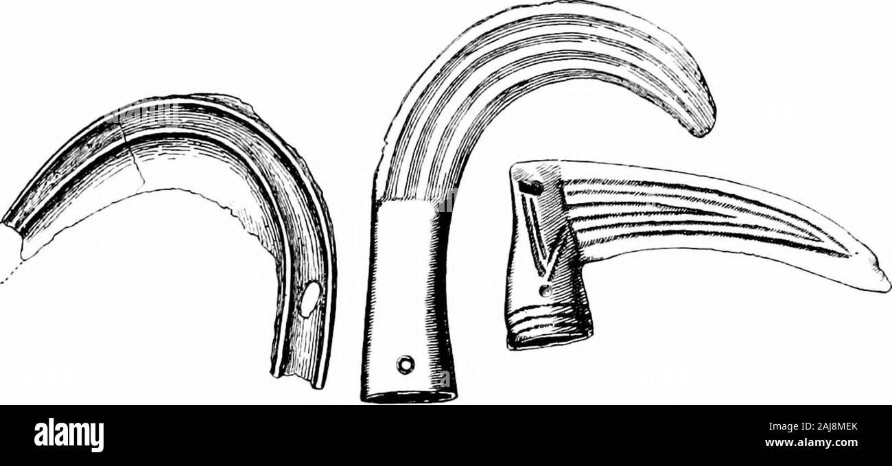 Ein Führer zu den Antiquitäten aus der Bronzezeit in der Abteilung der Britischen und mittelalterliches Antiquitäten. ith Durchmesser von 2-3 in., sind weiter verbreitet, wird besonders häufig auf erraticblocks in Mitteleuropa. Die significauce des veiy geometricaldesigns ist ungewiss, aber eine jslausible Hypothese ist, dass therings, ob abgeschlossen oder unterbrochen ist, sind Mith sun - Anbetung verbunden; und ihr Auftreten an den inneren Wänden der Bestattung cistsand auf großherzogliche Töpferei (als? Räucherstäbchen - Cup, Abb. 22). certainlyfavors, dass snppf). 80 BESCHREIBUNG DER FALL, den ich "Fall D. West Side. Auf der linken Seite sind Grou Stockfoto