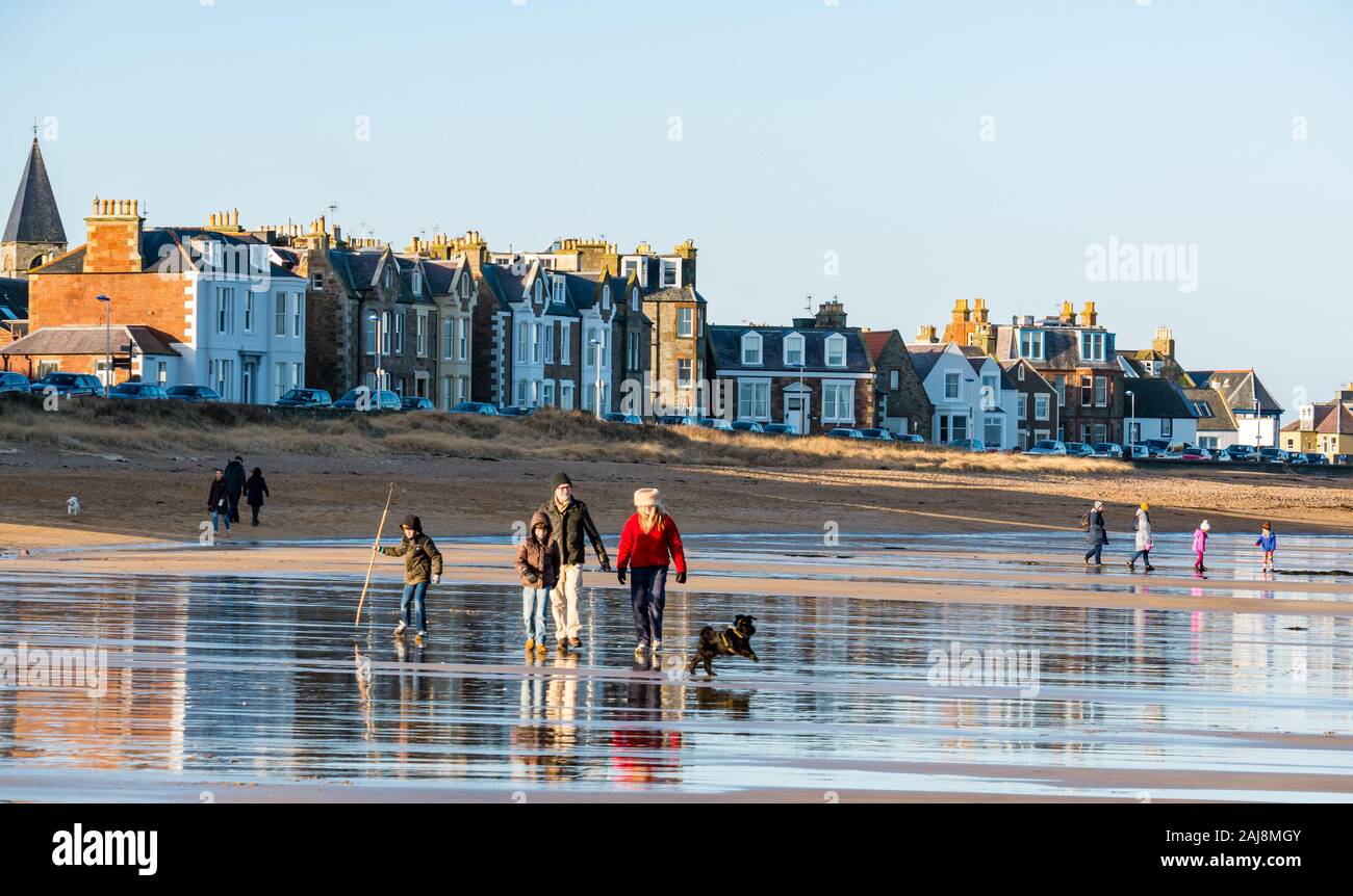 North Berwick, East Lothian, Schottland, Vereinigtes Königreich, 3. Januar 2019. UK Wetter: Menschen zu Fuß und Hund Spaziergänger am Strand bei Ebbe an Milsey Bucht an einem kalten breezy sonnigen Tag Winter Stockfoto