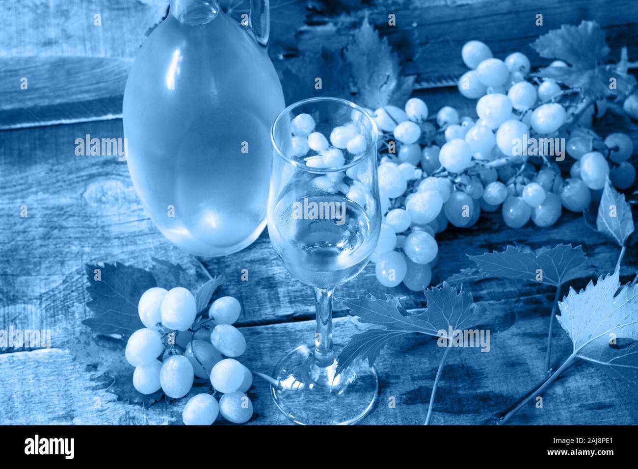 Classic blau 2020. Gradient Farbpalette. Wein Hintergrund. Wein im Glas, Flasche, Trauben auf vintage Hintergrund, Wein Konzept. Stockfoto