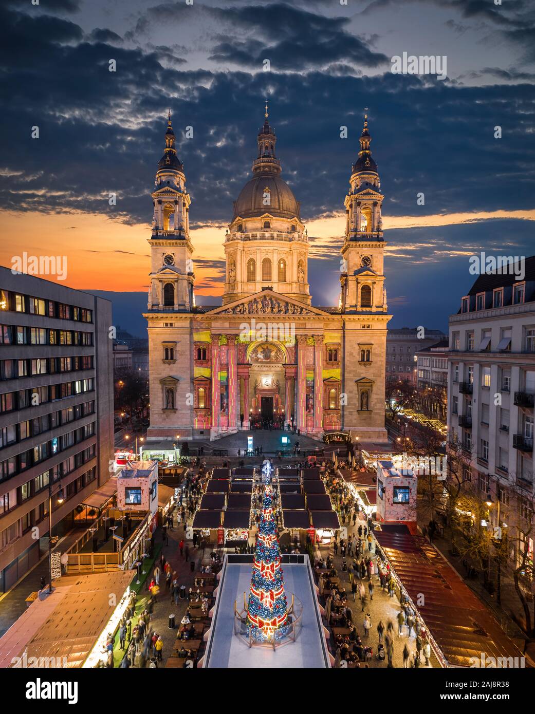 Budapest, Ungarn - Luftbild Drohne Blick auf Europas schönsten Weihnachtsmarkt mit den beleuchteten die St.-Stephans-Basilika, Eisbahn, Weihnachtsbaum Stockfoto