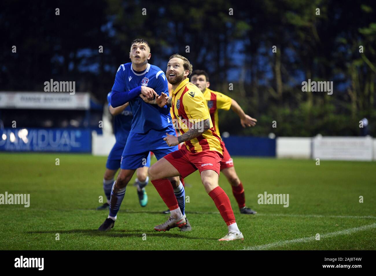 Swindon Supermarine Football Club, Swindon Wilts England UK 01/01/2020. Supermarine Fc vs Merthyr Stadt Fc Mittelfeld Schlachten aus dem Score 2-2 Stockfoto