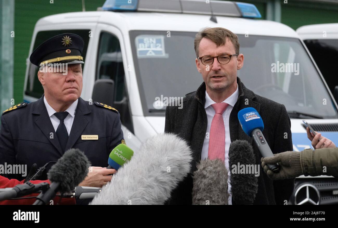 Leipzig, Deutschland. 03 Jan, 2020. Roland Wöller (CDU, r), Innenminister von Sachsen, und Horst Kretzschmar, Präsident von Sachsen, halten eine Pressekonferenz über die Ereignisse vom Vorabend des neuen Jahres in der connewitz Bezirk der Stadt auf dem Gelände der Bereitschaftspolizei. Credit: Sebastian Willnow/dpa-Zentralbild/dpa/Alamy leben Nachrichten Stockfoto