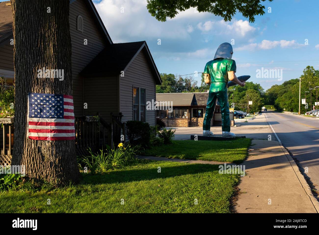 Wilmington, Delaware, USA - Juli 5, 2014: eine Ausdehnung der historischen Route 66 in der Innenstadt von Wilmington, mit amerikanischer Flagge und der Gemini Giant stat Stockfoto