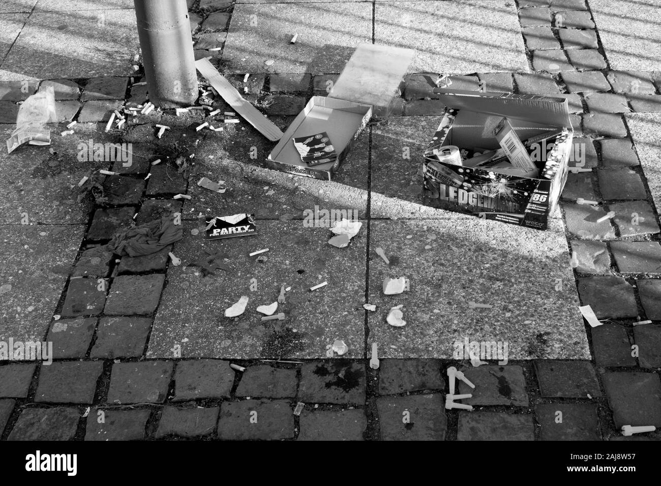 Müll auf dem Platz vor der U-Bahn Station in der Nähe vom Zoo Frankfurt am Main Deutschland Stockfoto