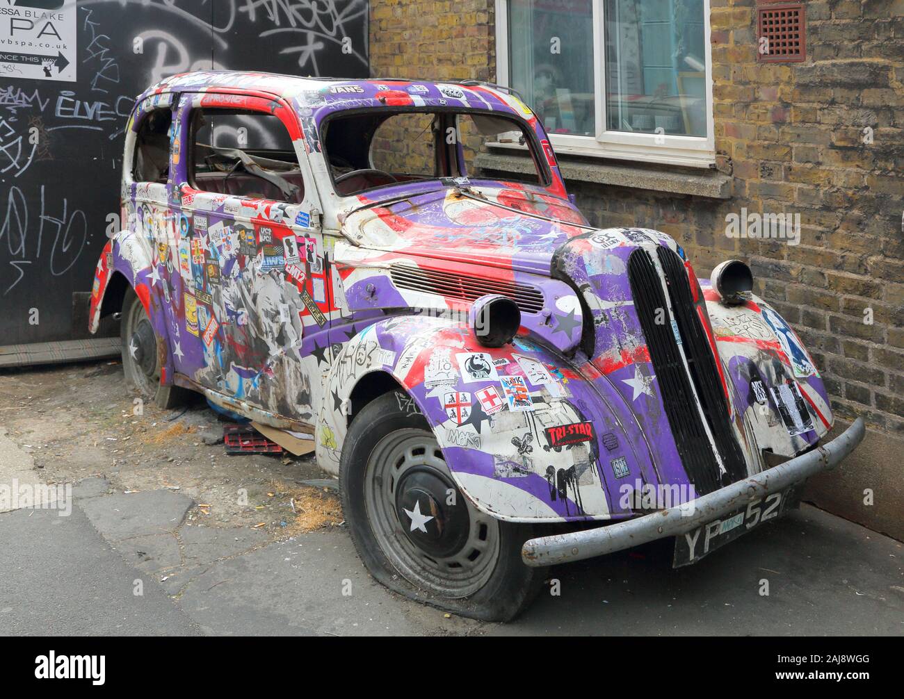 Graffiti bedeckt Auto am Camden Market und Schloss in Camden Stadt london Stockfoto