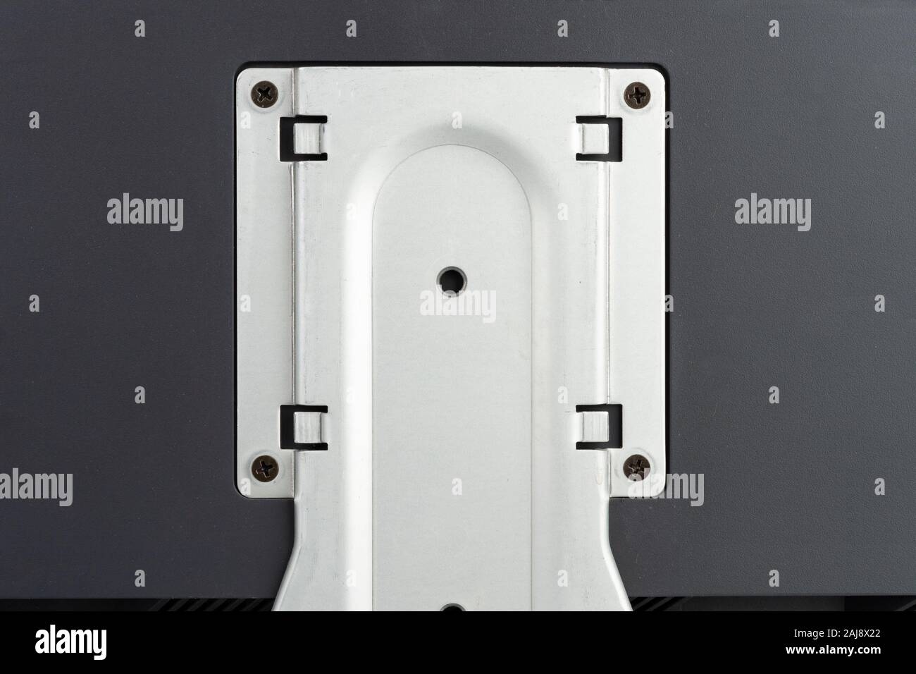 PC-LCD-Monitor, Rückansicht, Anbringen der Monitor 4 Schrauben auf der Metallabdeckung. Stockfoto