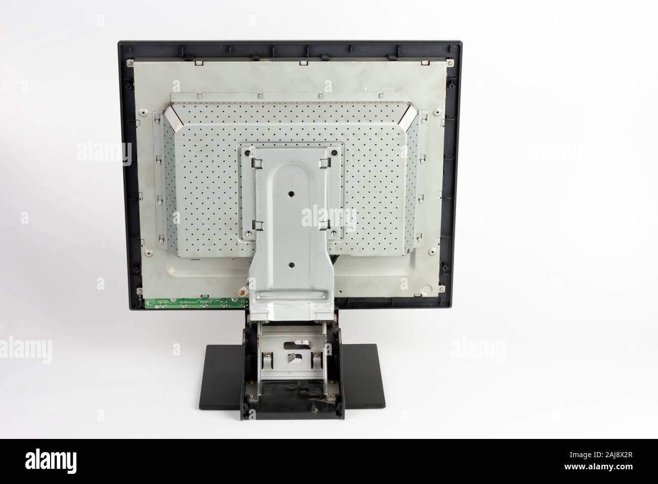 PC-LCD-Monitor, Rückansicht, abgeschraubt Kunststoffabdeckung auf weißem Hintergrund Stockfoto