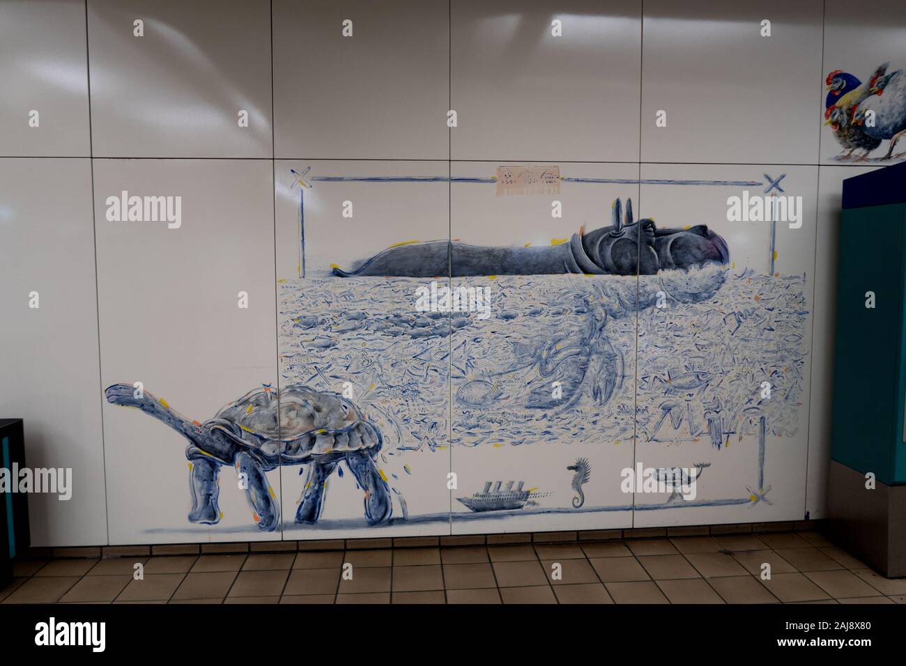 Dekorationen und Bilder, die mit der U-Bahn Station neben dem Zoo Frankfurt am Main Deutschland Stockfoto