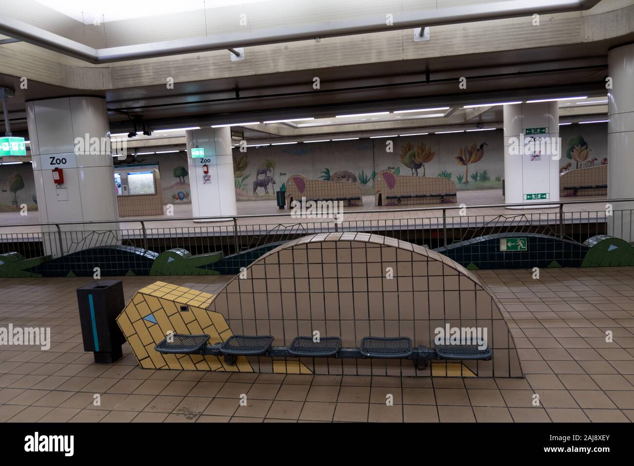 Dekorationen und Bilder, die mit der U-Bahn Station neben dem Zoo Frankfurt am Main Deutschland Stockfoto