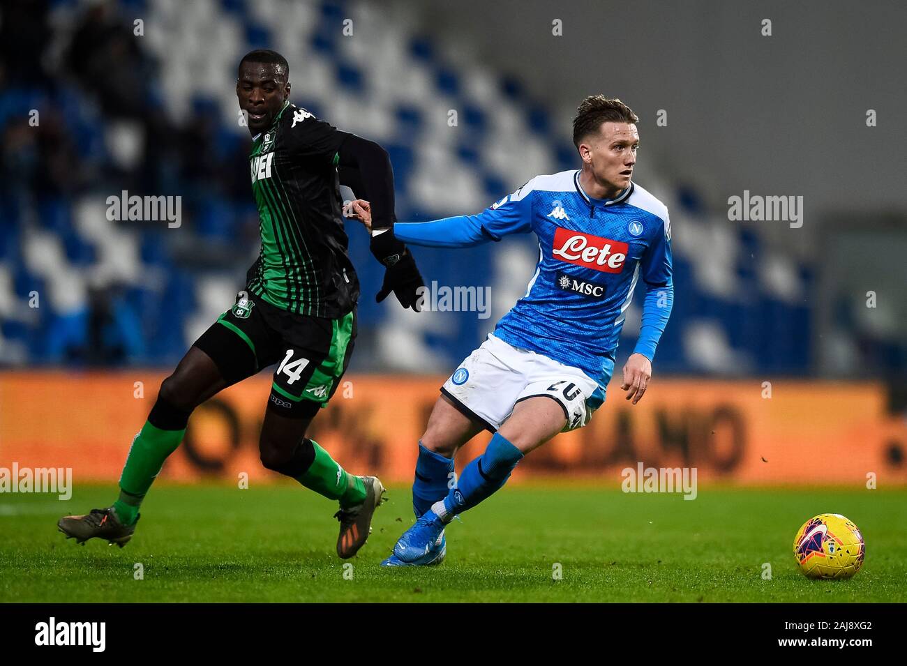 Reggio Emilia, Italien. 22 Dezember, 2019: Piotr Zielinski (R) des SSC Napoli wird von Pedro Obiang von US Sassuolo während der Serie ein Fußballspiel zwischen US Sassuolo und SSC Napoli herausgefordert. SSC Napoli gewann 2-1 über uns Sassuolo. Credit: Nicolò Campo/Alamy leben Nachrichten Stockfoto