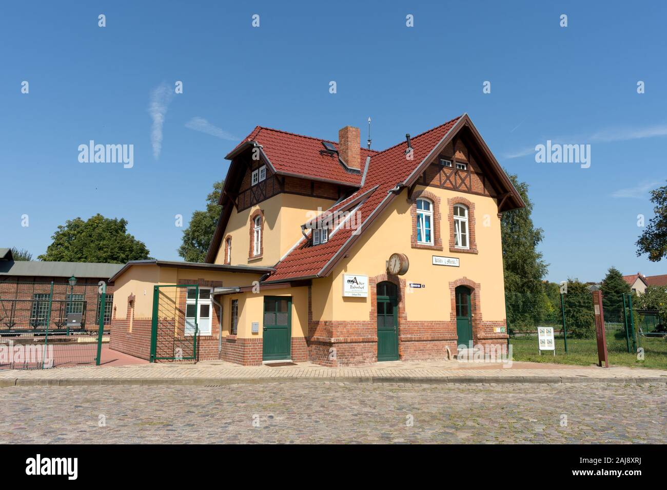 Historische alte Bahnhofsgebäude von Klütz, Mecklenburg Vorpommern, Deutschland, Europa Stockfoto