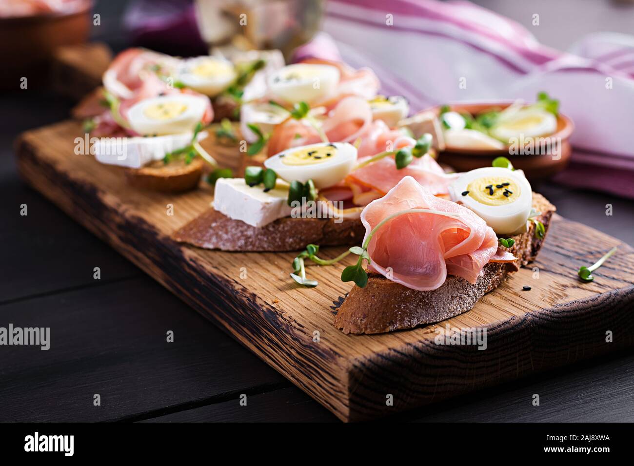 Bruschetta mit Schinken/Jamon traditionelle italienische Antipasti ... Bruschetta mit Schinken/Jamon traditionelle italienische Antipasti ...