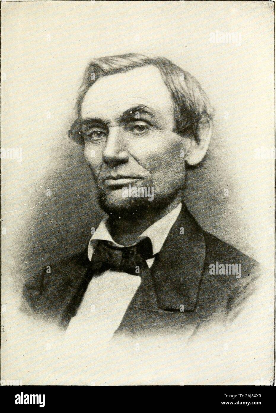 Das Leben von Abraham Lincoln: von den ursprünglichen Quellen und mit vielen Reden, Briefe und Telegramme bisher unveröffentlichten gezeichnet, und illustriert mit vielen Reproduktionen von Gemälden, Fotografien, et cetera. Maryland ihre Vorauszahlung zu erheben; nun, sie hatten an - versucht, zu kommen, um den Potomac und auf Vir ginia gestrandet waren - Boden. Endlich, die lange Spannung war kaputt. Über Mittag, am Donnerstag, dem 25., die ganze Stadt wasthrown in Aufregung durch die schrille Pfeifen einer Lokomotive. Eine große Menschenmenge am Bahnhof, wo die SeventhNew York Entrindung gesammelt wurden. Das Regiment h Stockfoto