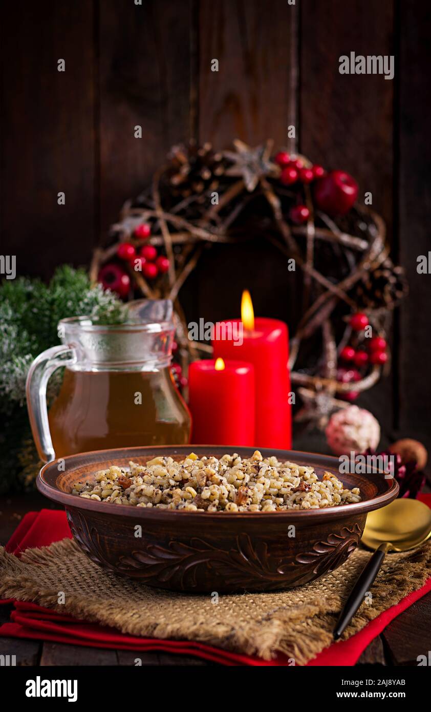 Kutya. Weihnachten Porridge aus Weizen Körner, Mohn, Nüssen, Rosinen und Honig. Weihnachten kutia. Ukrainische Küche. Stockfoto
