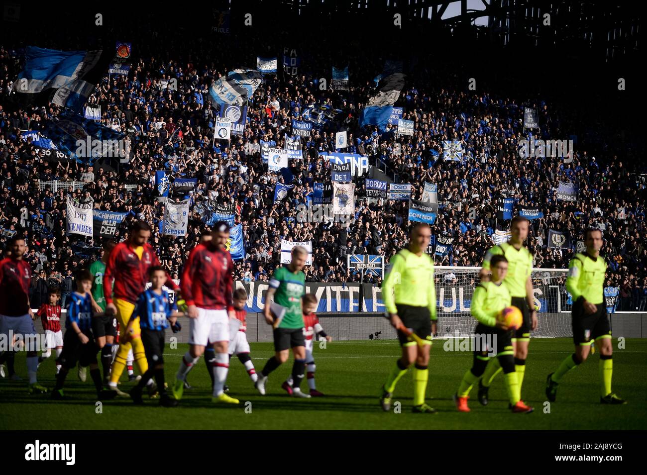 Bergamo, Italien. 22 Dezember, 2019: Fans von Atalanta BC zeigen ihre Unterstützung vor der Serie ein Fußballspiel zwischen Atalanta BC und AC Mailand. Atalanta BC gewann 5-0 über AC Mailand. Credit: Nicolò Campo/Alamy leben Nachrichten Stockfoto