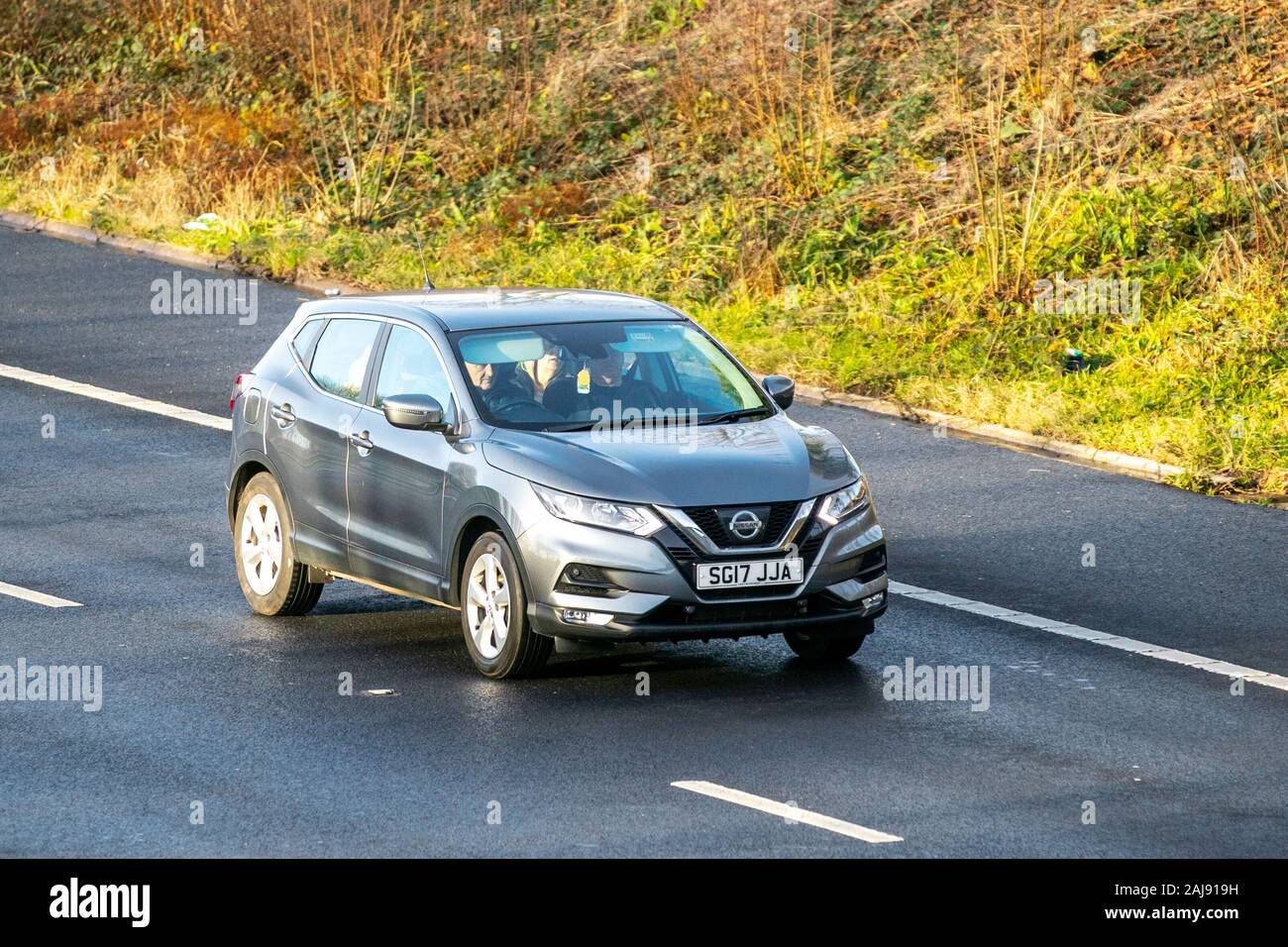 2017 grau Nissan Qashqai Acenta Dig-T; Großbritannien Verkehr, Transport, moderne, Limousinen, Ost- auf dem 3 Lane M55 Autobahn Autobahn gebunden. Stockfoto