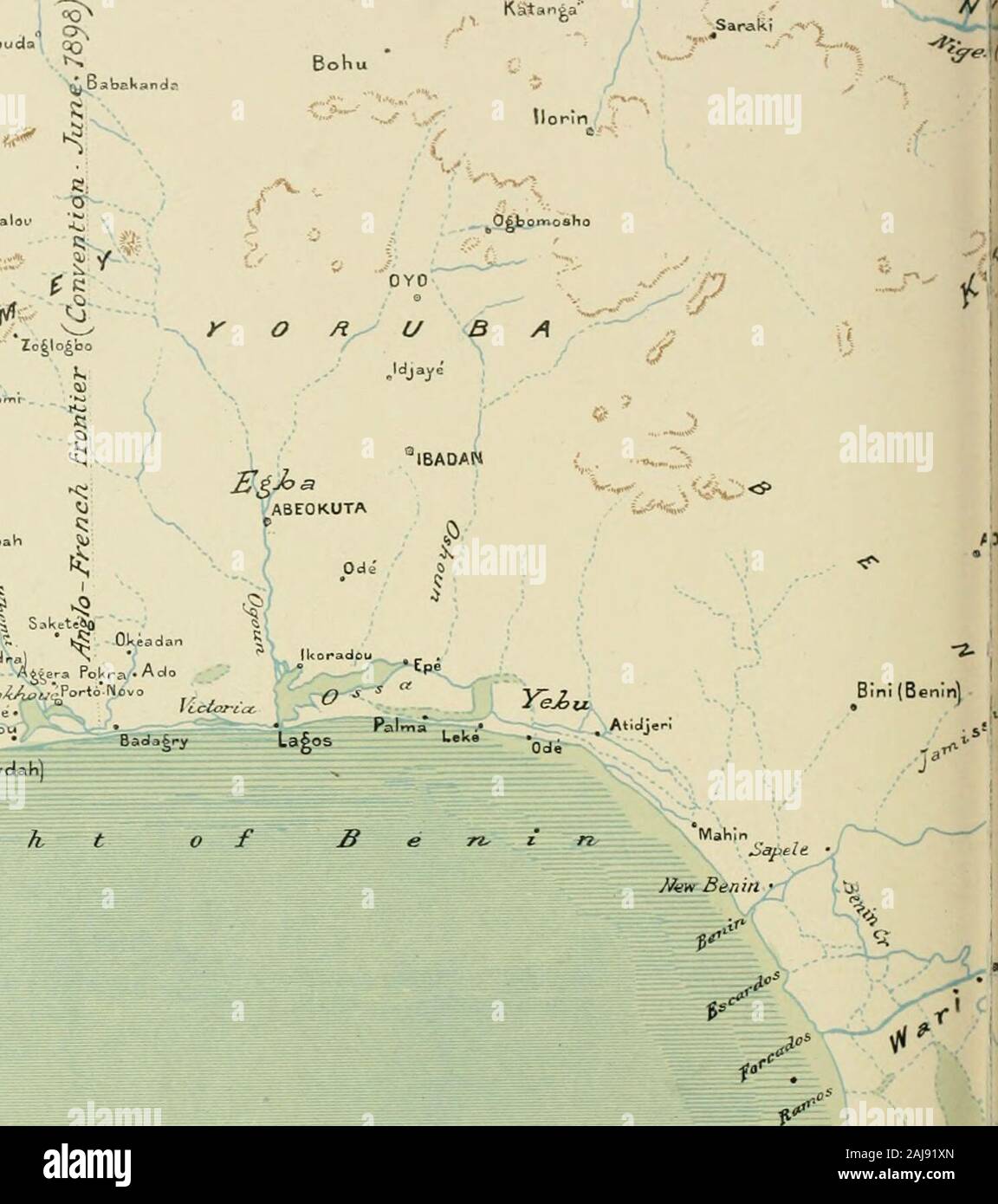 Afrika und seine Bewohner. C Meilen. - Slionya vJiarf, 15 Meilen weiter unten, hat von dem Englischen als chiefdepot für Waren in Yoruba bestimmt gewählt. Katanga {Katunga), ehemalige Hauptstadt der großen Reich der Yoruba, standen rund 24 Meilen von der Biegung des Niger, der in Gibea war, und hatte sich whichwas Bohu gelungen, viel mehr vorteilhaft in einem fruchtbaren Tal gelegen. Nach ihrer destruc durch den Fulahs ca. 1820, diese beiden Orte Nebenfluss wurde Bidaand Sokoto, aber jetzt (1899) bestätigen die britische Vorherrschaft. Etwa 30 Meilen südlich von Eabba Saraki liegt, einen großen Platz liegt in einem Stockfoto