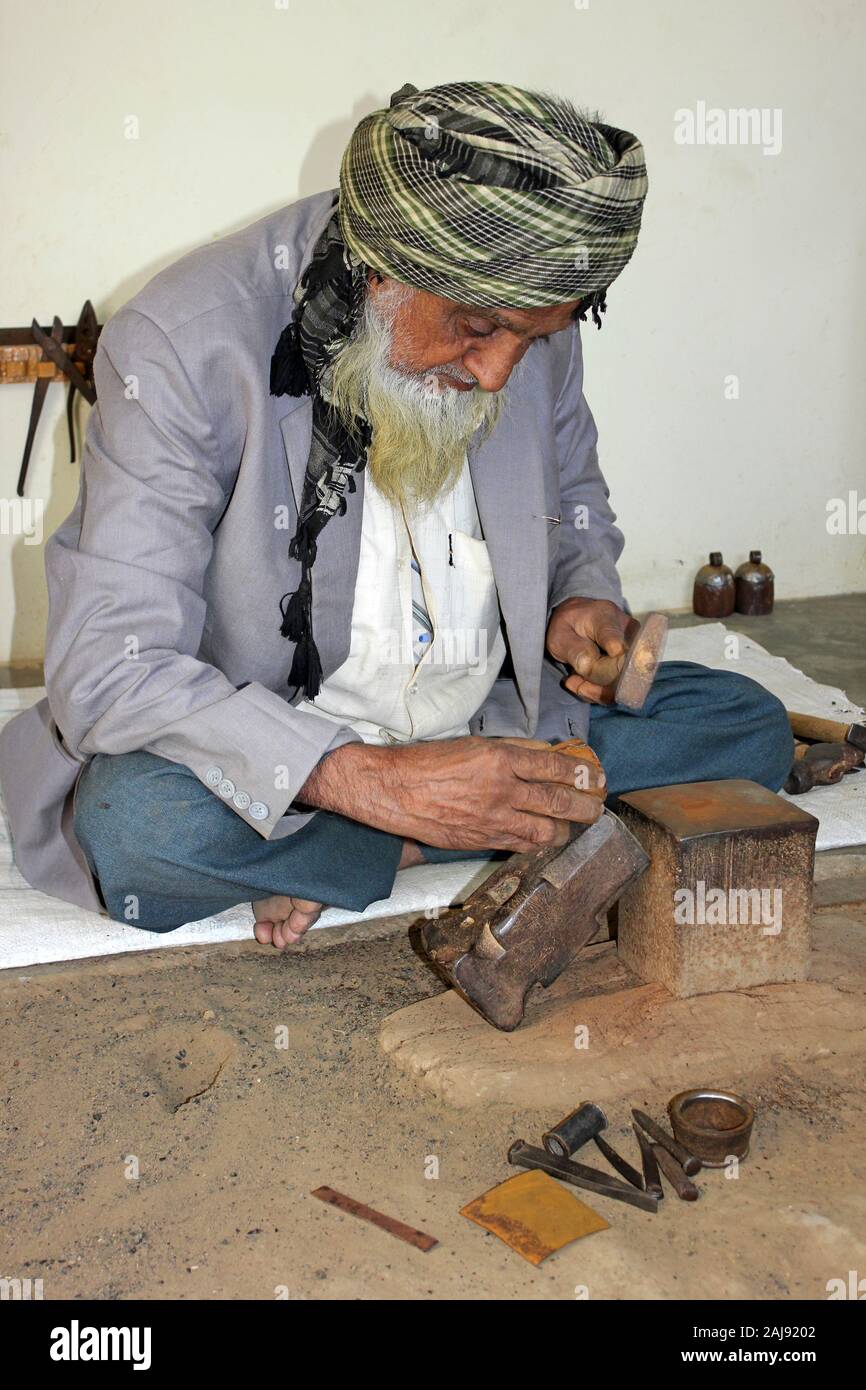 Schmied Der Lohar/Nirona Luhar Gemeinschaft im Dorf, große Rann von Kutch, Gujarat, Indien die traditionelle Kupfer bell Stockfoto