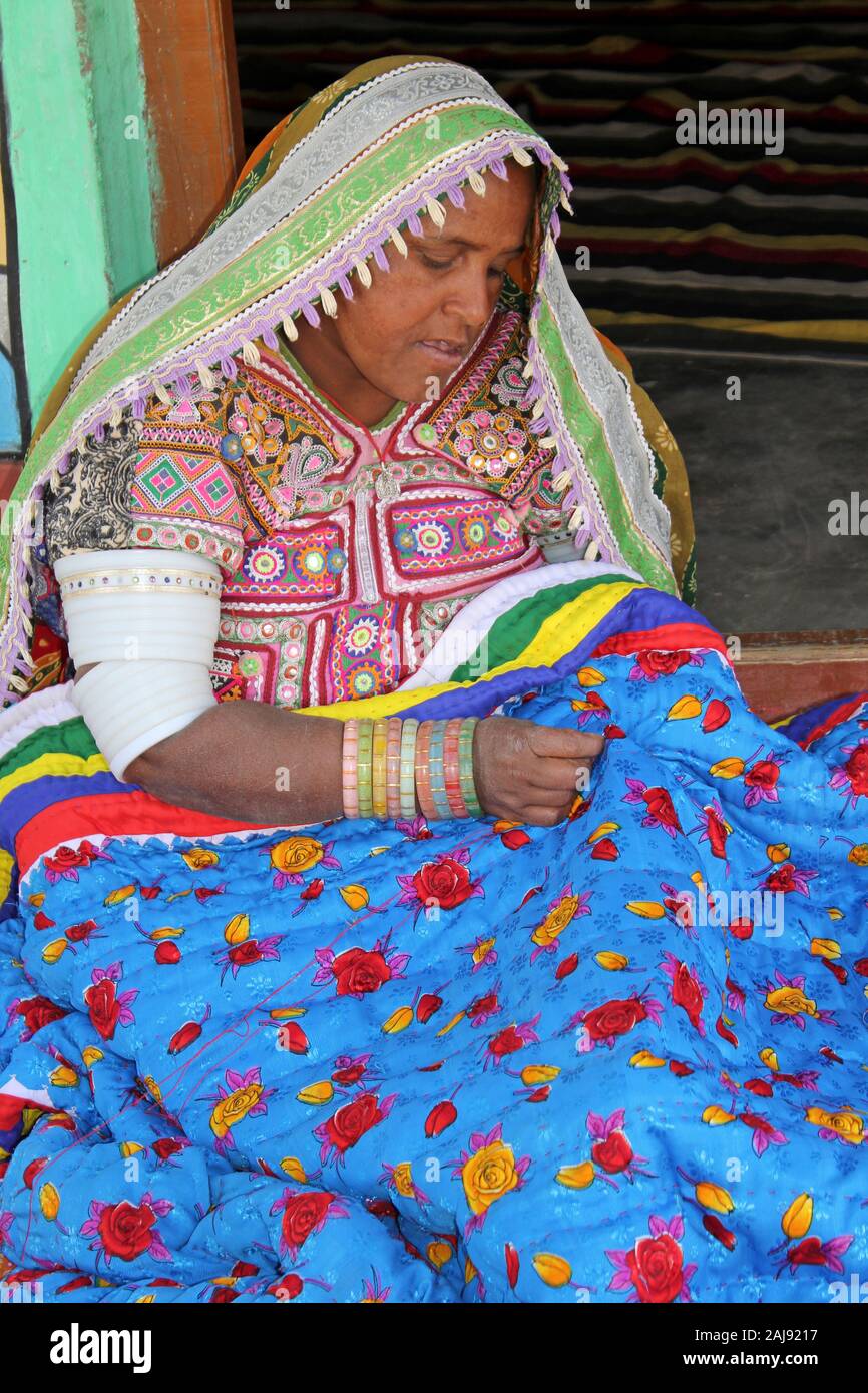 Bhirandiyara meghwal Frau im Dorf, große Rann von Kutch Nähen eines traditionellen quilt Stockfoto