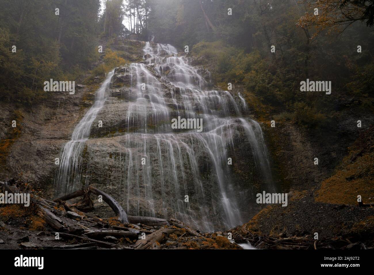 Bridal Veil Falls in Kamloops, BC, Kanada an einem nebligen, verregneten Herbsttag Stockfoto