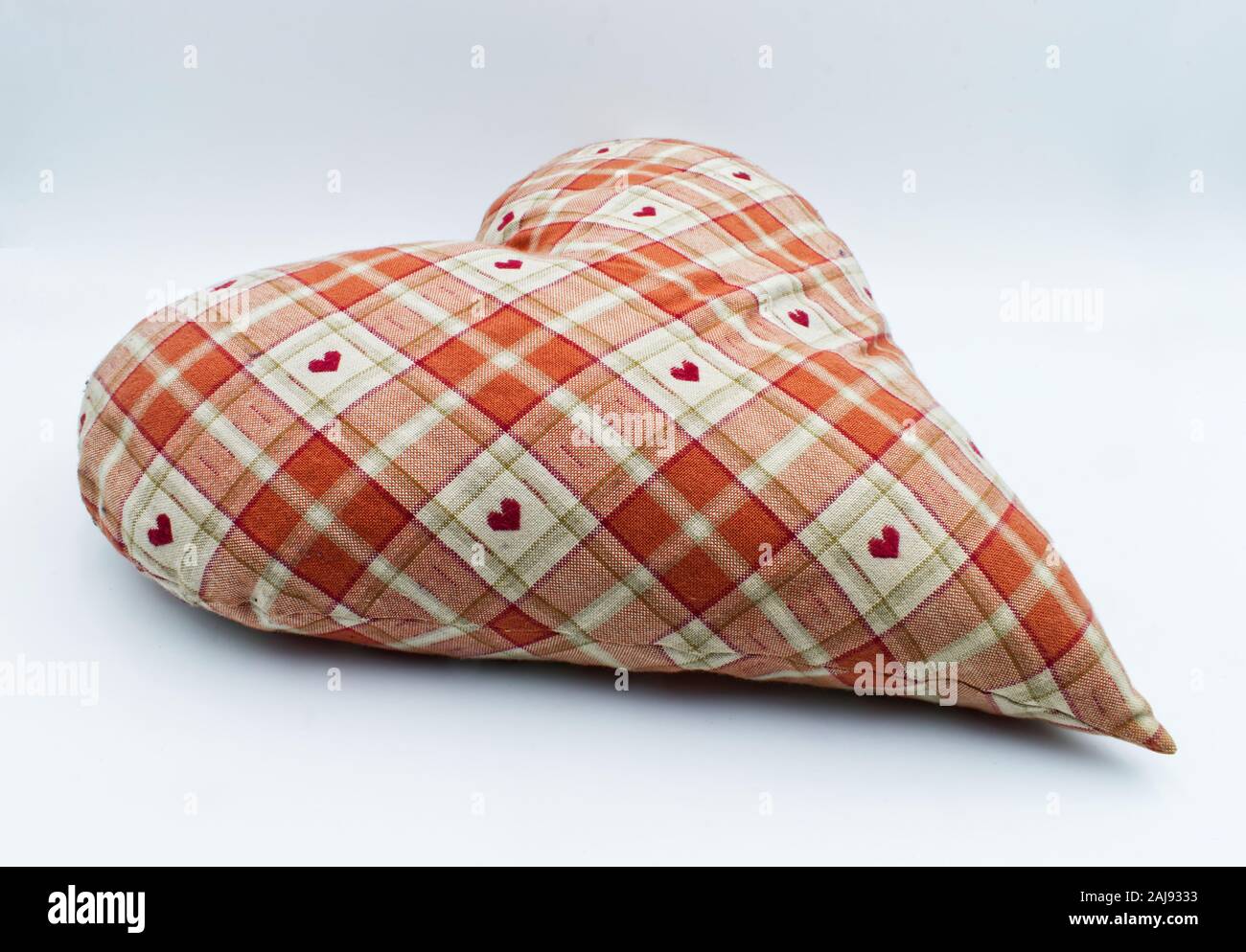 Herzen von Tuch auf weißem Hintergrund. Happy Valentines Tag Stockfoto