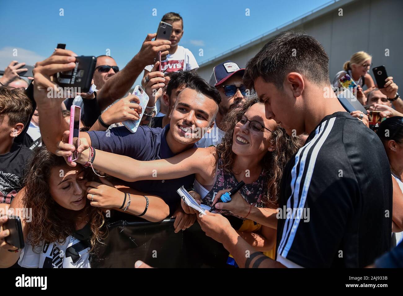 Turin, Italien. 5. August, 2019: Paulo Dybala von Juventus Turin FC Anzeichen für einen Fan ein autogramm nach einer medizinischen. Credit: Nicolò Campo/Alamy Live Neue Stockfoto