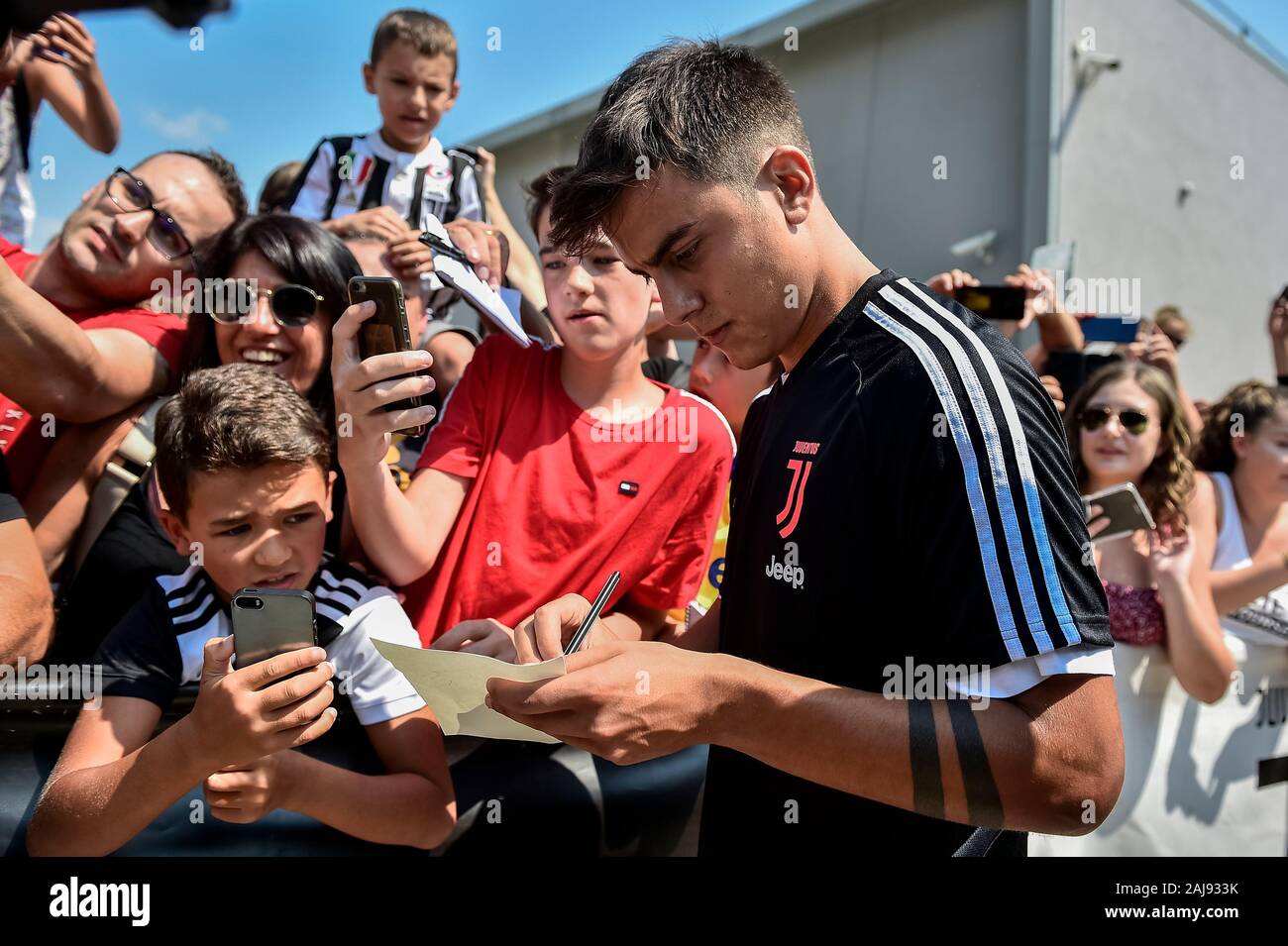 Turin, Italien. 5. August, 2019: Paulo Dybala von Juventus Turin FC Anzeichen für einen Fan ein autogramm nach einer medizinischen. Credit: Nicolò Campo/Alamy Live Neue Stockfoto