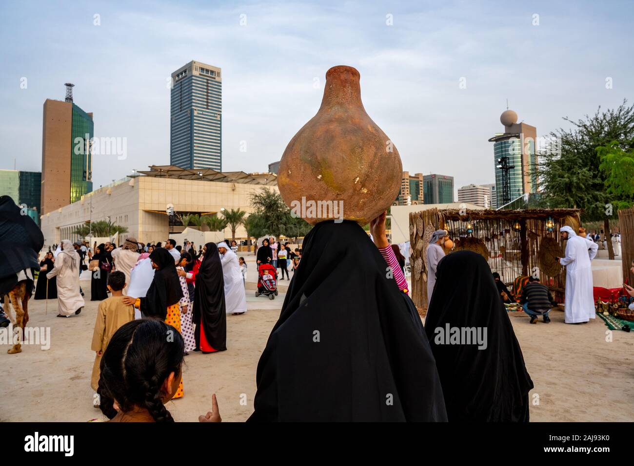 1001 Frau in traditioneller Kleidung (Abaya) - EMIRATISCHE Kleid - traditionelle und Erbe feiern | Jahrgang und Geschichte Stockfoto