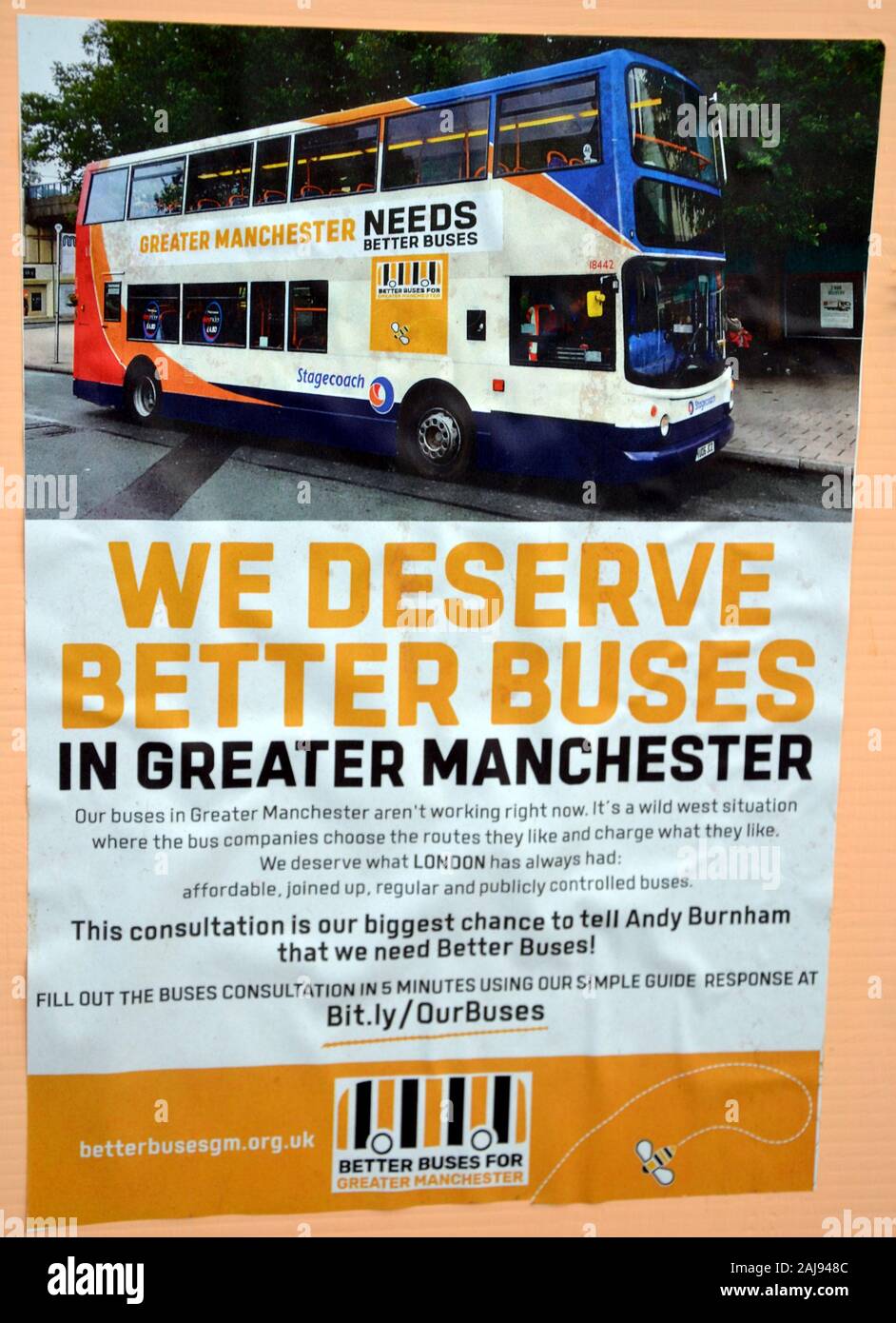 Eine Broschüre, die von einer Gruppe von etwa 25 Demonstranten fordern bessere Busverbindungen durch Manchester, Großbritannien marschierten übergeben, am 3. Januar 2020. Die Gruppe marschierte von der Stagecoach Bus Depot in Ardwick für das Amt des Bürgermeisters von Greater Manchester, Andy Burnham, auf der Oxford Road, in einer Petition von 11,510 Unterschriften zu übergeben. Die Demonstranten forderten die Busse wieder in öffentliche Kontrolle gebracht zu werden. Der Gruppe gehörten Andrew Gwynne, Labour MP für Denton und Rötlich in Greater Manchester und Shadow Minister für kommunale Angelegenheiten und örtliche Selbstverwaltung. Stockfoto