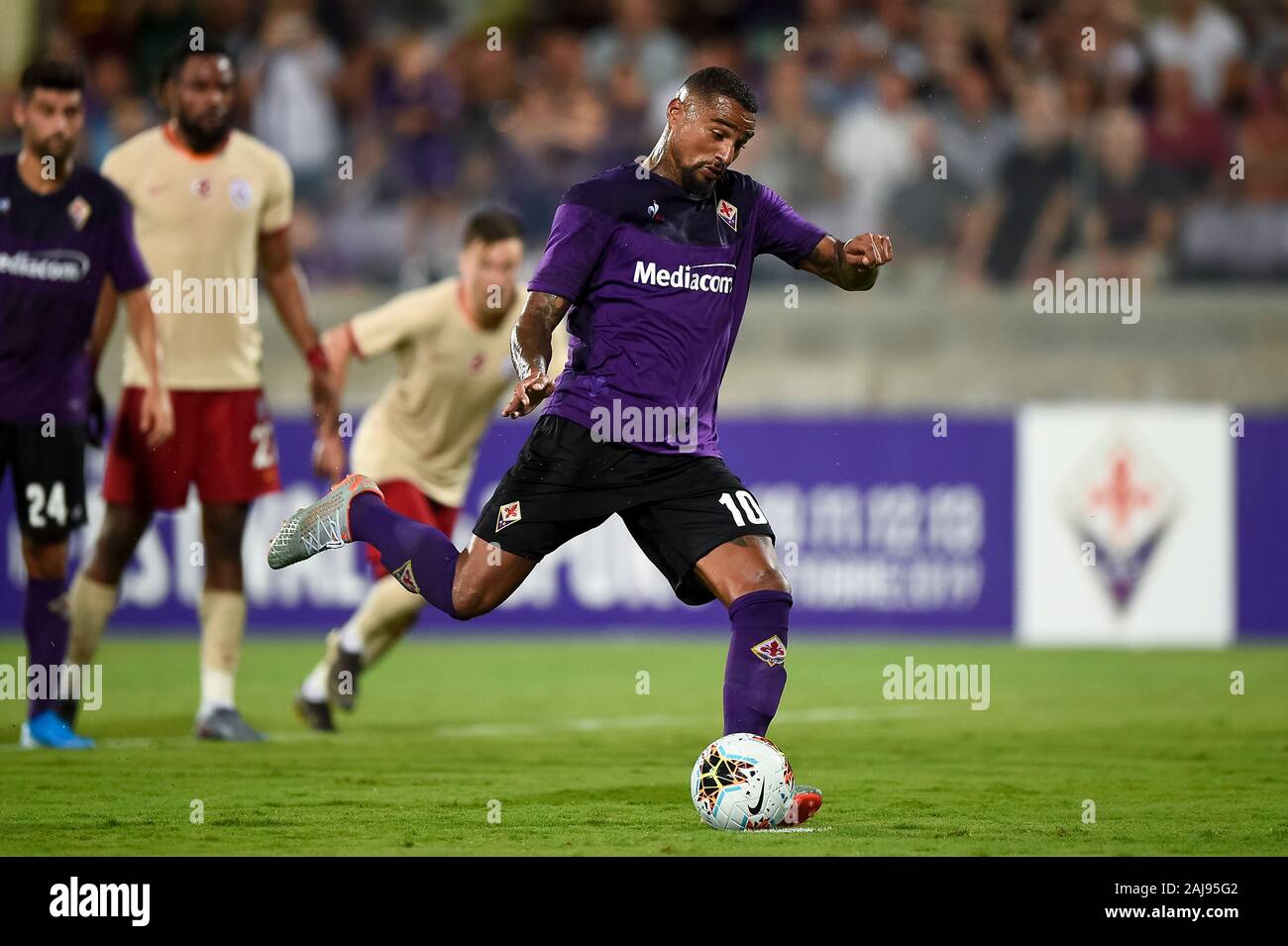 Florenz, Italien. 11. August 2019: Kevin-Prince Boateng von ACF Fiorentina Kerben der öffnung Ziel während der Vorsaison freundlich Fußballspiel zwischen ACF Fiorentina und Galatasaray SK. ACF Fiorentina gewann 4-1 über Galatasaray SK. Credit: Nicolò Campo/Alamy leben Nachrichten Stockfoto