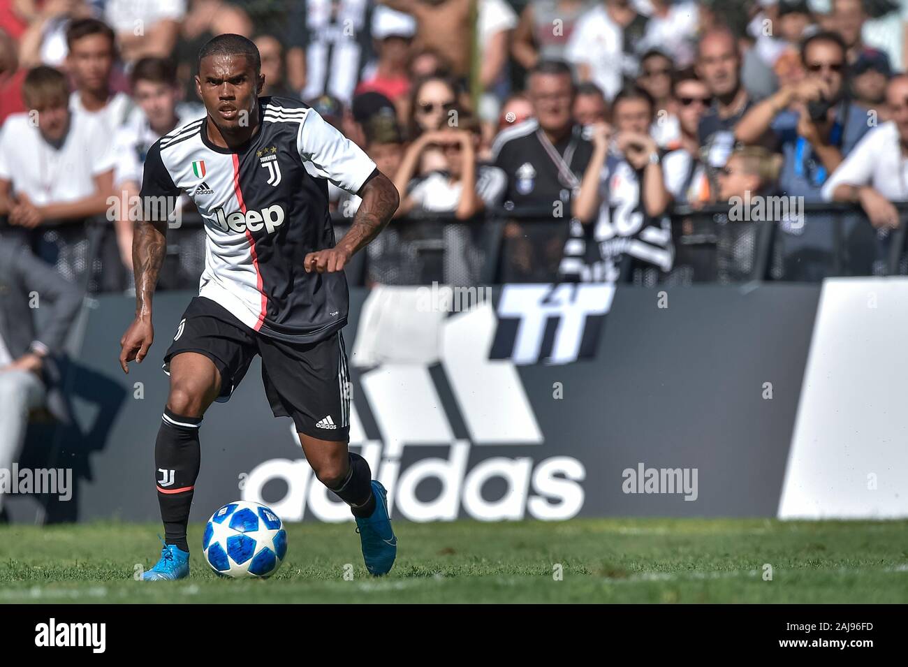 Villar Perosa, Turin, Italien. 14. August, 2019: Douglas Costa von Juventus in Aktion während der Vorsaison Freundschaftsspiel zwischen FC Juventus und Juventus Turin U 19. FC Juventus gewann 3-1 über juventus U 19. Credit: Nicolò Campo/Alamy leben Nachrichten Stockfoto