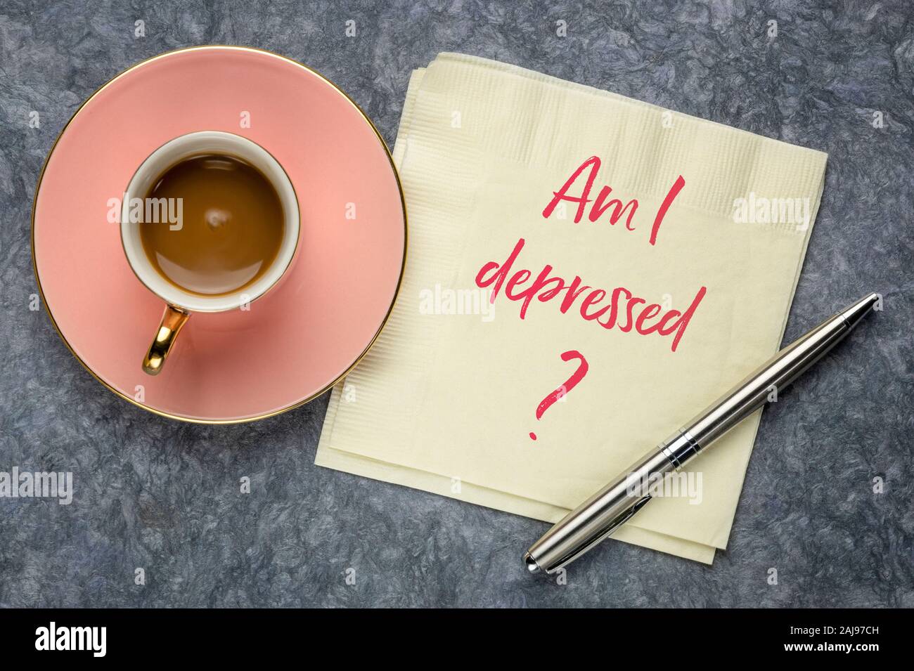 Bin ich depressiv? Eine Frage auf einer Serviette mit einer Tasse Kaffee. Depression, Wohlbefinden und psychische Gesundheit Konzept. Stockfoto