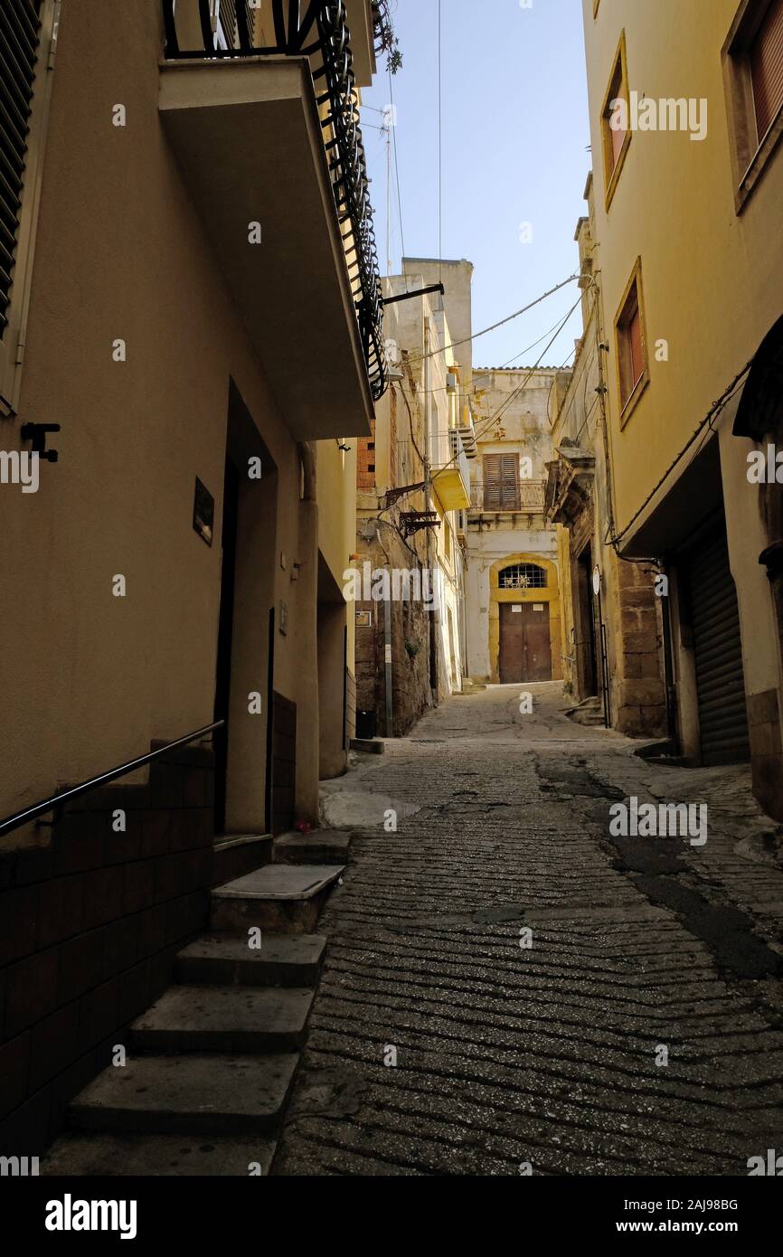 Schmalen Fußweg Straße mit Kopfsteinpflaster in Sciacca, Provinz Agrigento, Sizilien, Italien. Stockfoto