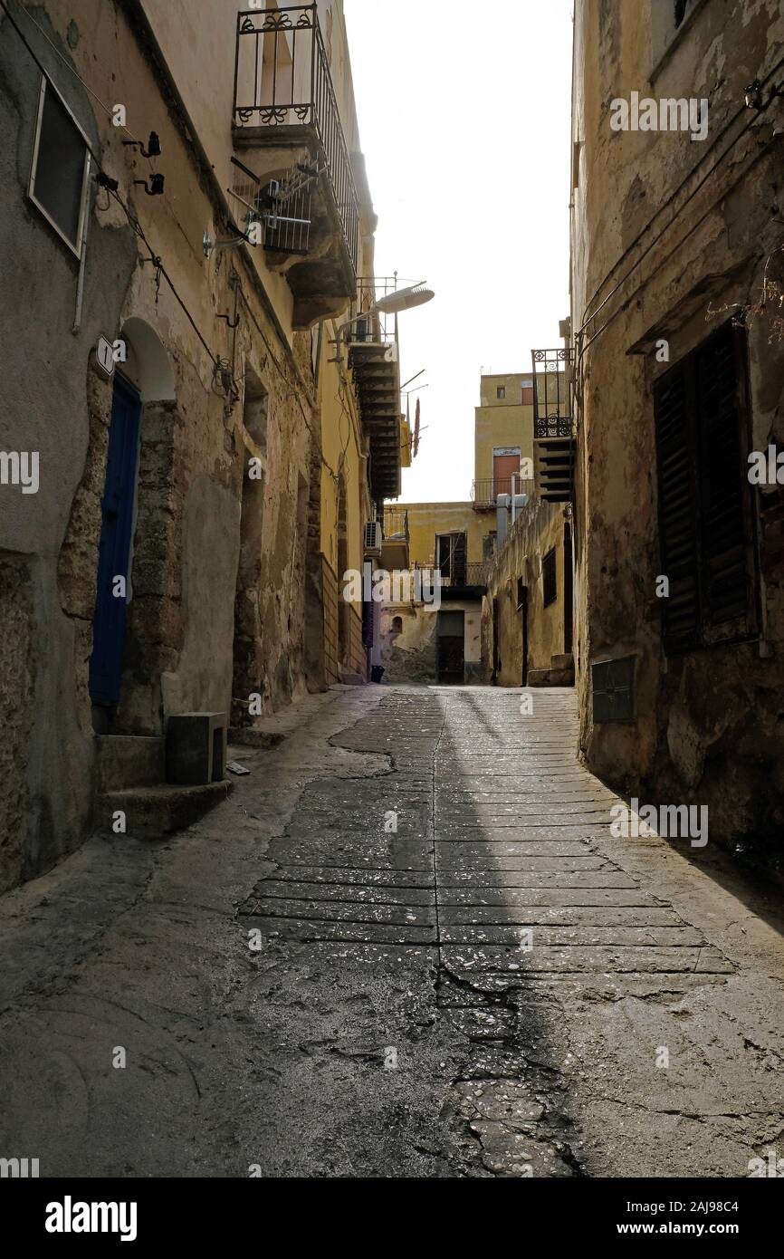 Schmalen Fußweg Straße mit Kopfsteinpflaster in Sciacca, Provinz Agrigento, Sizilien, Italien. Stockfoto