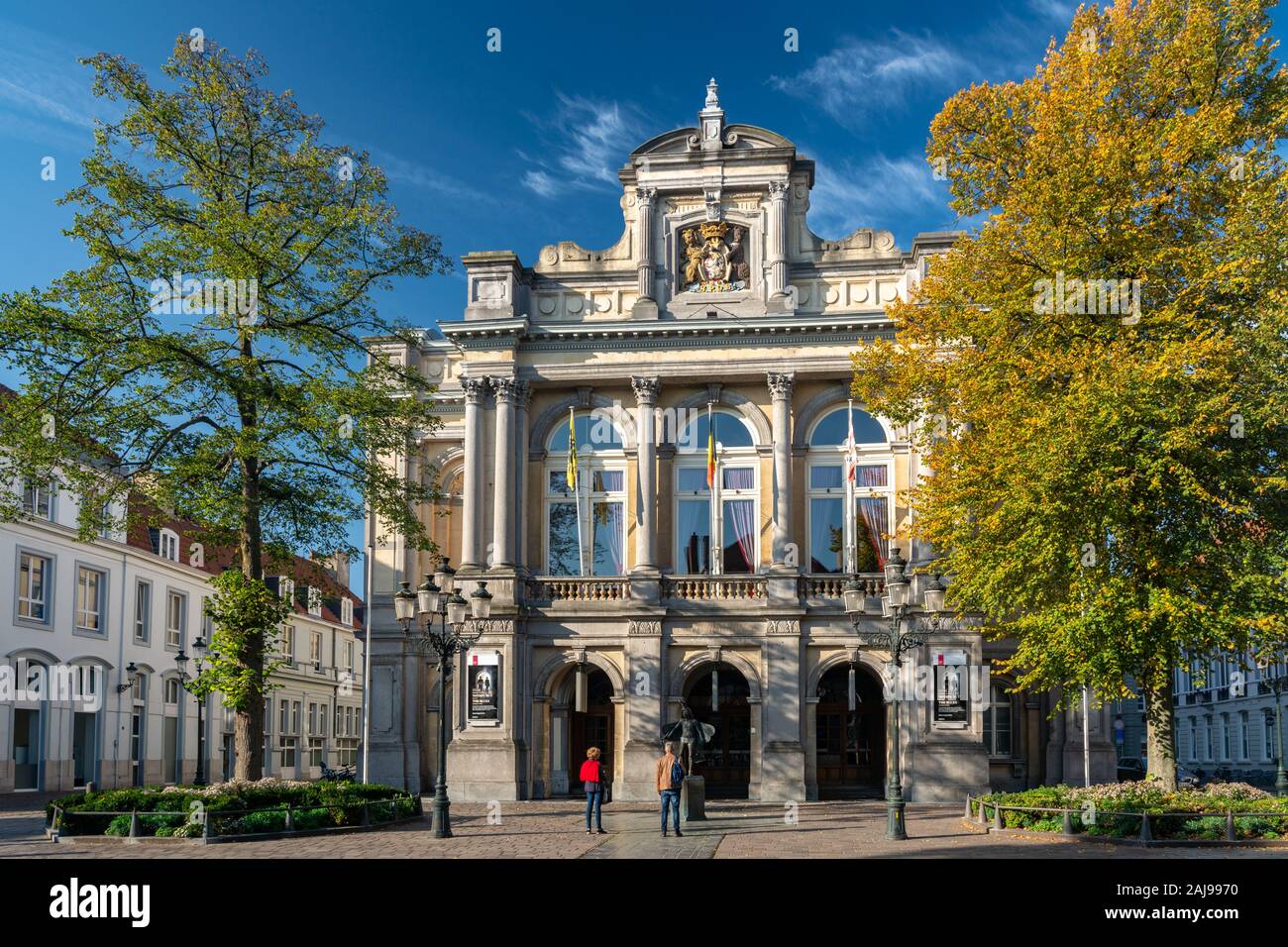 Brügge, Belgien - Oktober 6, 2018: Die Fassade der Stadt Theater mit der Statue des Papageno, die den Charakter von Mozarts Oper Die Zauberflöte. Stockfoto