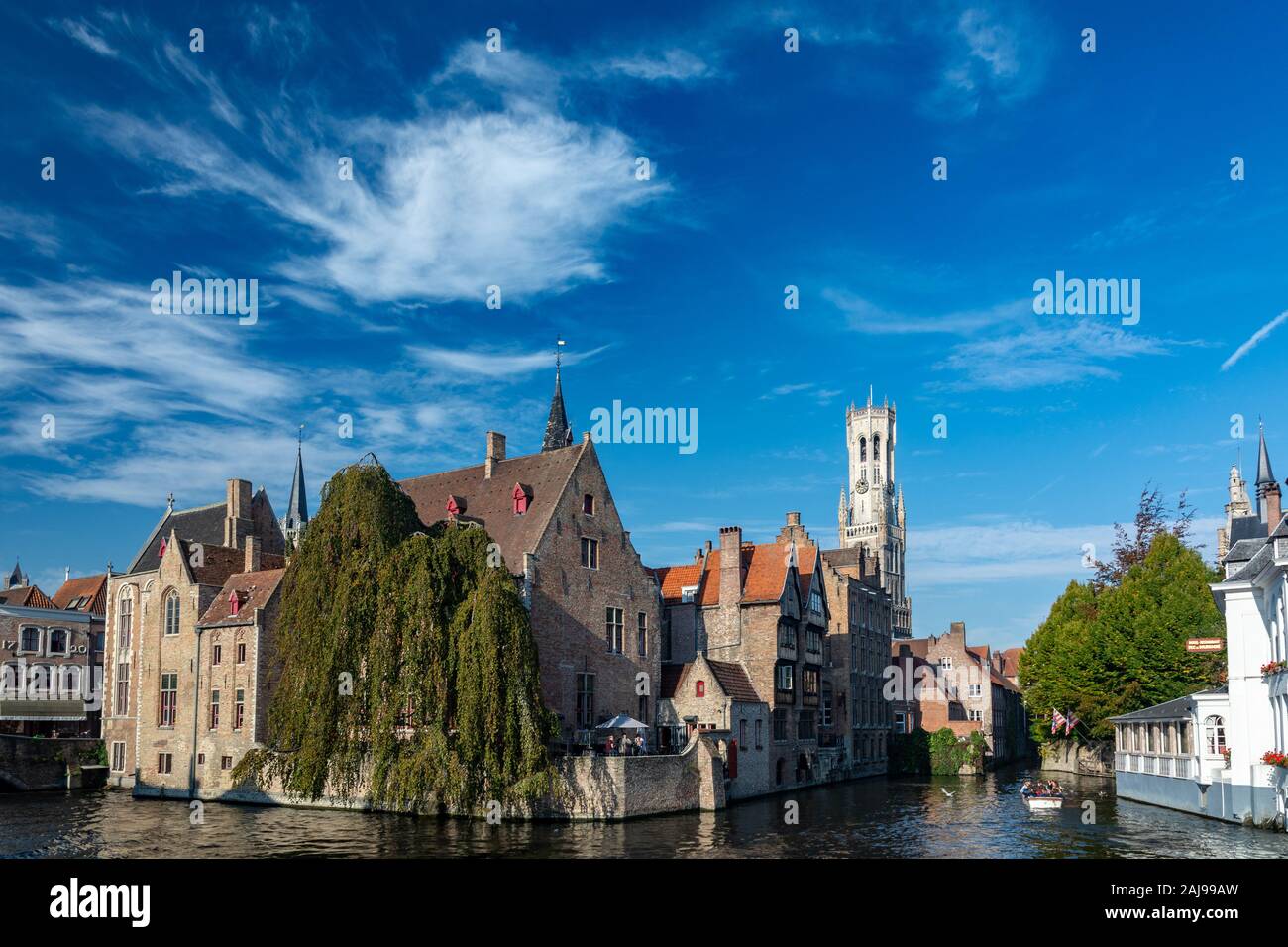 Brügge, Belgien - Oktober 6, 2018: rozenhoedkaai in der Stadt von Brügge in Belgien, mit dem Glockenturm im Hintergrund. Es ist der größte photographied Teil Stockfoto
