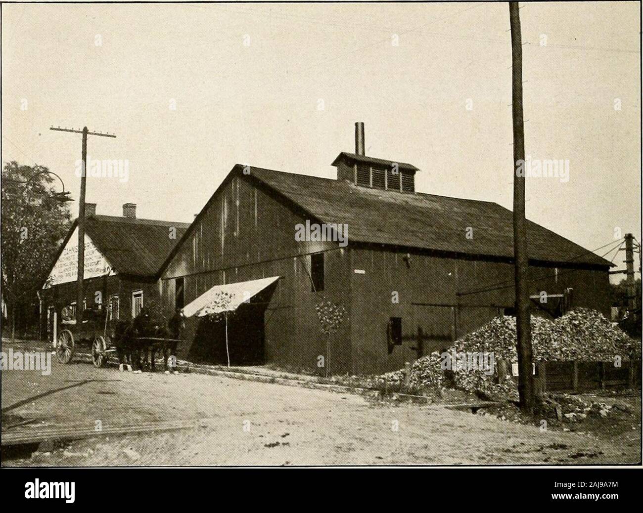 Waynesburg, wohlhabenden und schön: ein Souvenir bildliche Geschichte der größten und besten kleine Stadt in Pennsylvania. Haus aus Stein von Kapitän James Dichtungen 1790^^^^^^^^^^^^^^^^ P • SI^B^^^^^^^^^^^^^^^^^^^^^^^^^^^^^^^^^^^^^^^^^^^^^^^^^^^^^^^E % | JI!l gebaut, 3-H?? I^HI öffentliche Schule in 1832 gebaut - noch Stehende/^? -1.^t^^^;^- Boat-House von John Rodgers in 1 gebaut. S 45. Zahniser Brüder, South Washington St. Stockfoto
