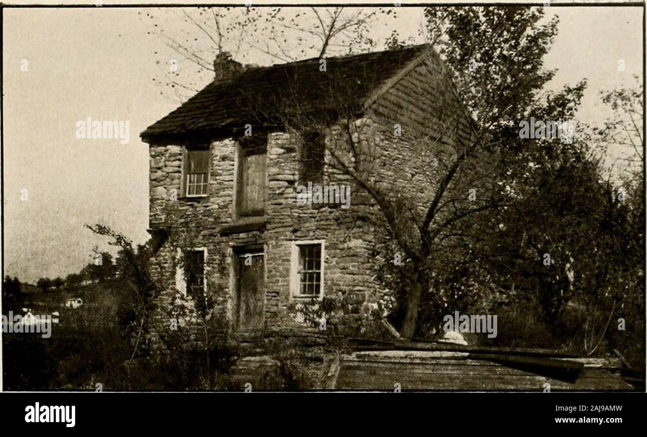 Waynesburg, wohlhabenden und schön: ein Souvenir bildliche Geschichte der größten und besten kleine Stadt in Pennsylvania. Innenraum der A.C. Spechts Sanitär und Gas Verschraubung Büro. South Washington St.. Haus aus Stein von Kapitän James Dichtungen 1790^^^^^^^^^^^^^^^^ P • SI^B^^^^^^^^^^^^^^^^^^^^^^^^^^^^^^^^^^^^^^^^^^^^^^^^^^^^^^^E % | JI!l gebaut, 3-H?? I^HI öffentliche Schule in 1832 gebaut - noch Stehende/^? -1.^t^^^;^- Boat-House von John Rodgers in 1 gebaut. S 45 Stockfoto