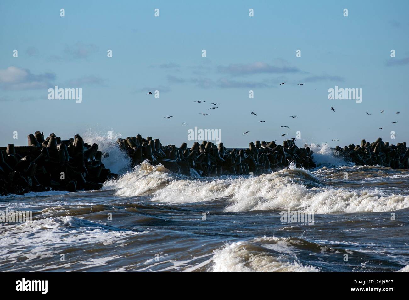 Liepaja Hafen Nord Maulwurf in stürmischen Tag, Lettland. Stockfoto