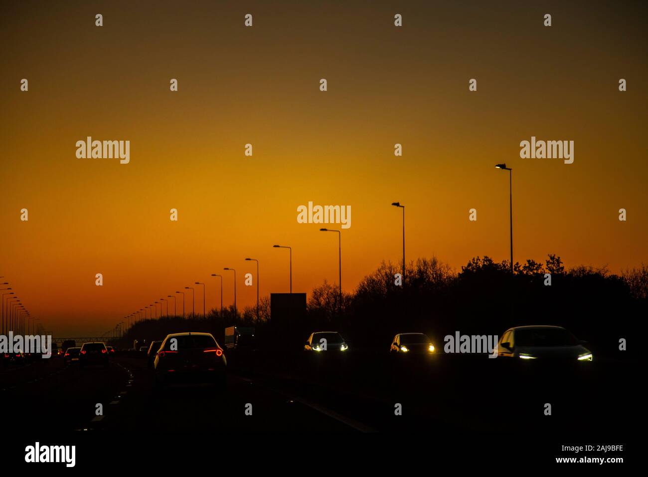 Stau auf der Autobahn M5 in Bristol, England, Einbruch der Nacht, Sonnenuntergang, Sonnenuntergang, Dezember 2019 Stockfoto